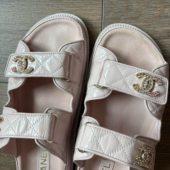 Chanel light pink shiny calfskin quilted dad crystal slide sandals size 40 - Picture 7 of 8